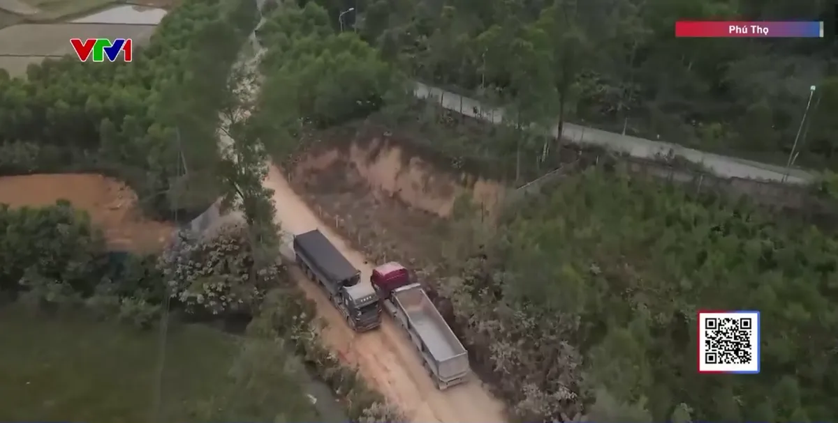 Xe tải hạng nặng &ldquo;băm n&aacute;t&rdquo; đường d&acirc;n sinh, người d&acirc;n Xu&acirc;n H&ograve;a sống chung với bụi m&ugrave; - Ảnh 2.