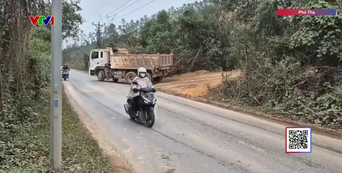 Xe tải hạng nặng &ldquo;băm n&aacute;t&rdquo; đường d&acirc;n sinh, người d&acirc;n Xu&acirc;n H&ograve;a sống chung với bụi m&ugrave; - Ảnh 3.