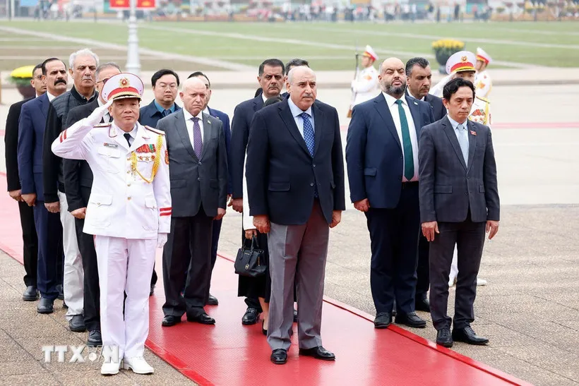 Chủ tịch Hạ viện Jordan viếng Chủ tịch Hồ Ch&iacute; Minh v&agrave; tham quan Ho&agrave;ng th&agrave;nh Thăng Long - Ảnh 1.