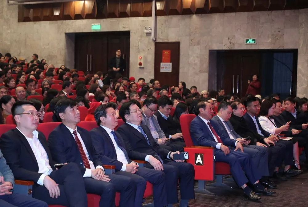 Đường lên phía trước: Hành trình cảm xúc, bản hòa ca của lịch sử và hiện tại - Ảnh 1. Đường lên phía trước: Hành trình cảm xúc, bản hòa ca của lịch sử và hiện tại - Ảnh 1.