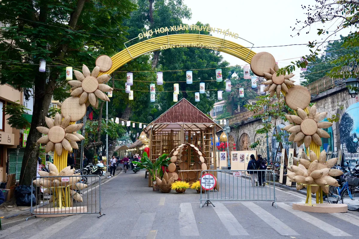 Chợ hoa Xu&acirc;n Phố cổ đ&oacute;n Tết B&iacute;nh Ngọ 2026: Quy m&ocirc; mở rộng, nhiều hoạt động trải nghiệm hấp dẫn- Ảnh 1.