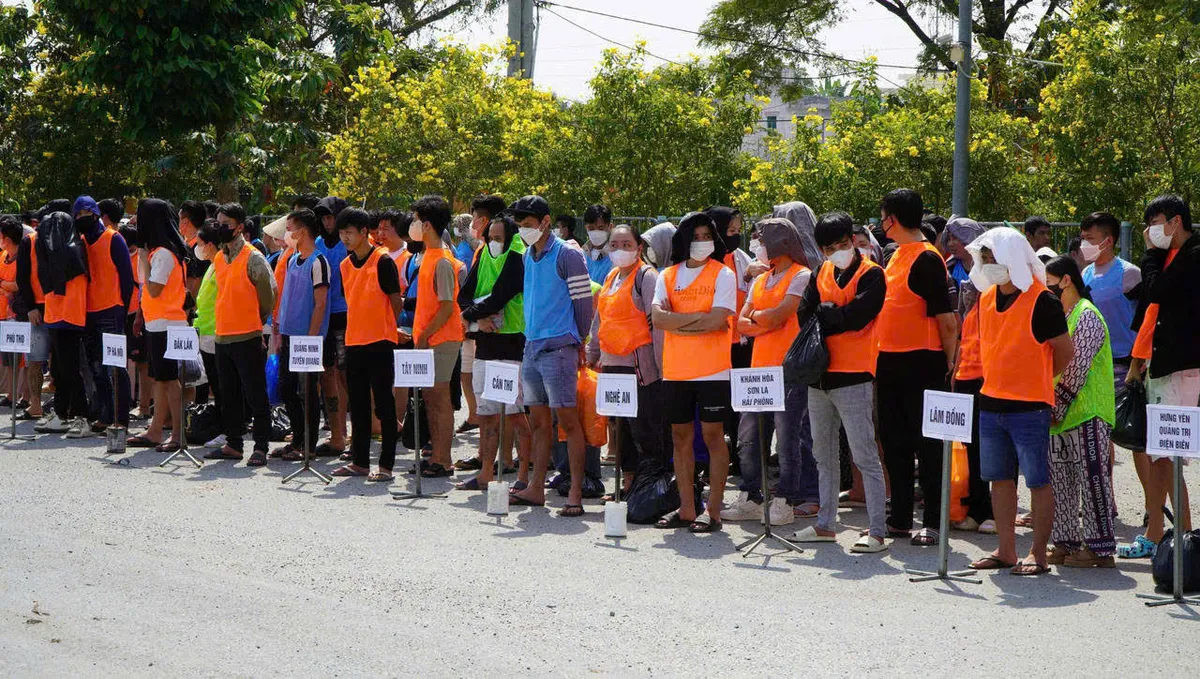 Đắk Lắk tiếp nhận gần 100 c&ocirc;ng d&acirc;n do Campuchia trao trả về - Ảnh 1.