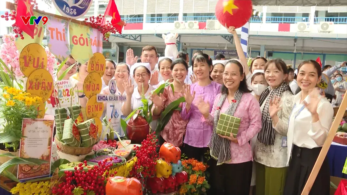 Gói bánh vui Tết sớm trong bệnh viện