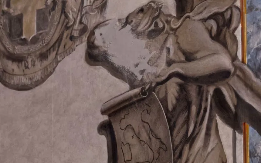 Bích họa có gương mặt giống Thủ tướng Italy Giorgia Meloni đã được che phủ tại nhà thờ ở Rome (Ảnh: Reuters)