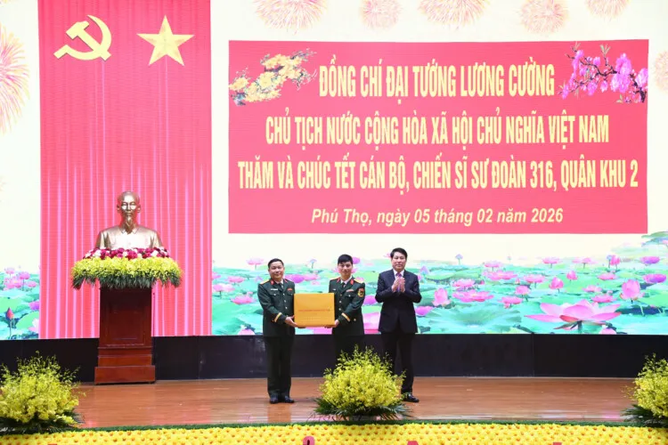Chủ tịch nước Lương Cường thăm, ch&uacute;c Tết lực lượng vũ trang Qu&acirc;n khu 2 v&agrave; Sư đo&agrave;n 316- Ảnh 1.