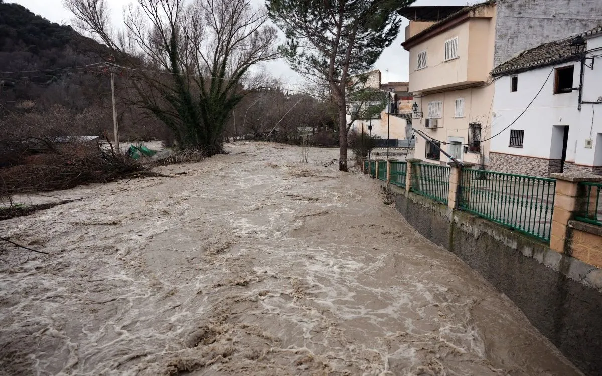 Sông Aguas Blancas chảy qua làng Dudar, miền Nam Tây Ban Nha trong bão Leonardo, ngày 5/2/2025 (Ảnh: AFP)