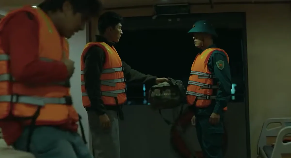 Kh&ocirc;ng giới hạn - Tập 4: Ki&ecirc;n (Steven Nguyễn) c&ugrave;ng Lợi (T&ocirc; Dũng) tham gia cứu hộ thuyền ch&aacute;y - Ảnh 3.