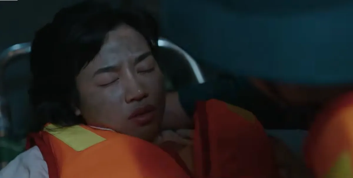 Kh&ocirc;ng giới hạn - Tập 4: Ki&ecirc;n (Steven Nguyễn) c&ugrave;ng Lợi (T&ocirc; Dũng) tham gia cứu hộ thuyền ch&aacute;y - Ảnh 4.