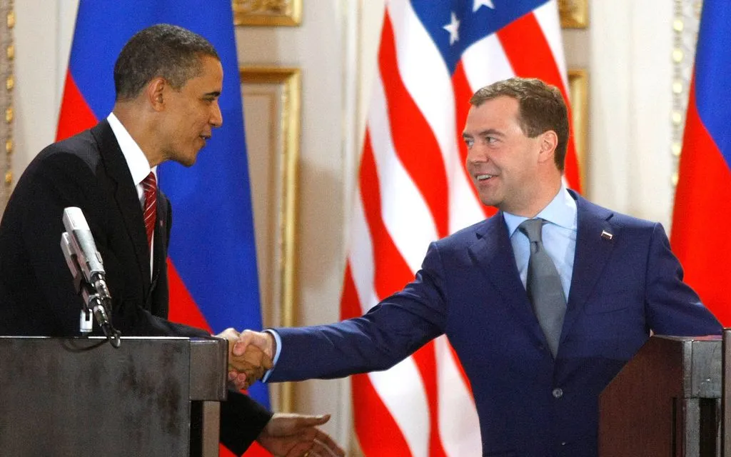 Tổng thống Mỹ Barack Obama và Tổng thống Nga Dmitry Medvedev bắt tay sau lễ ký Hiệp ước New START tại Praha, Cộng hòa Séc, ngày 8/4/2010. (Ảnh: AP)