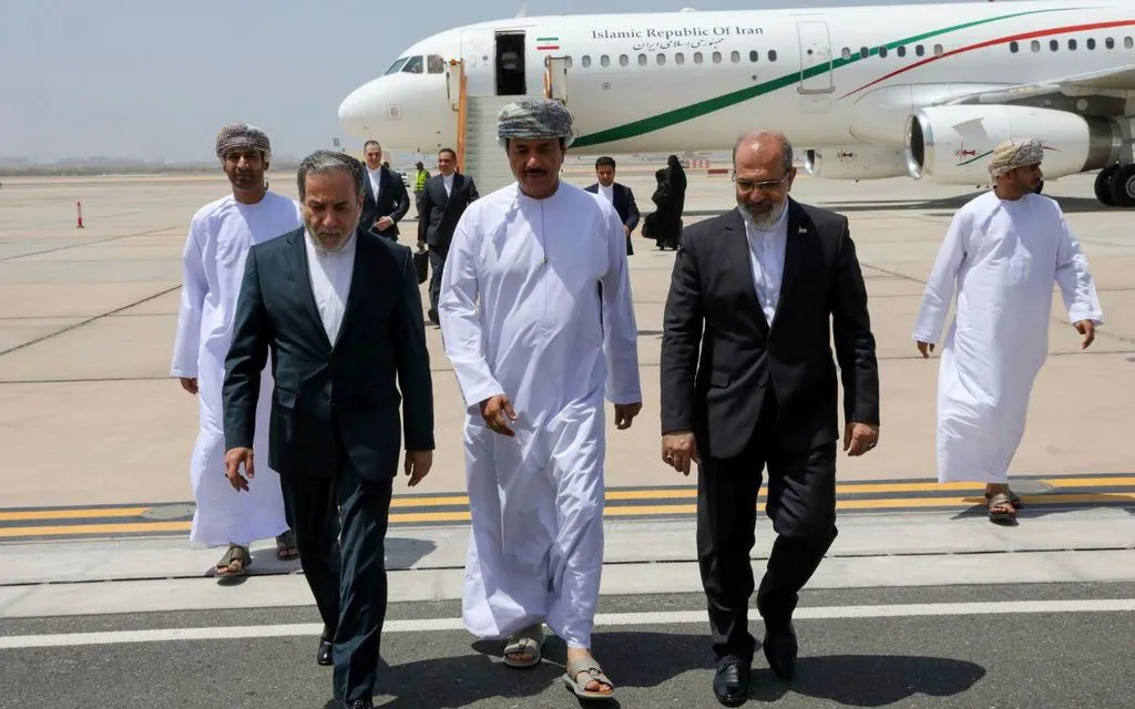 Ngoại trưởng Iran Abbas Araghchi (bên trái) đến Muscat, Oman, để đàm phán với đặc phái viên Mỹ về Trung Đông Steve Witkoff, hồi tháng 5/2025 (Ảnh tư liệu: AP)