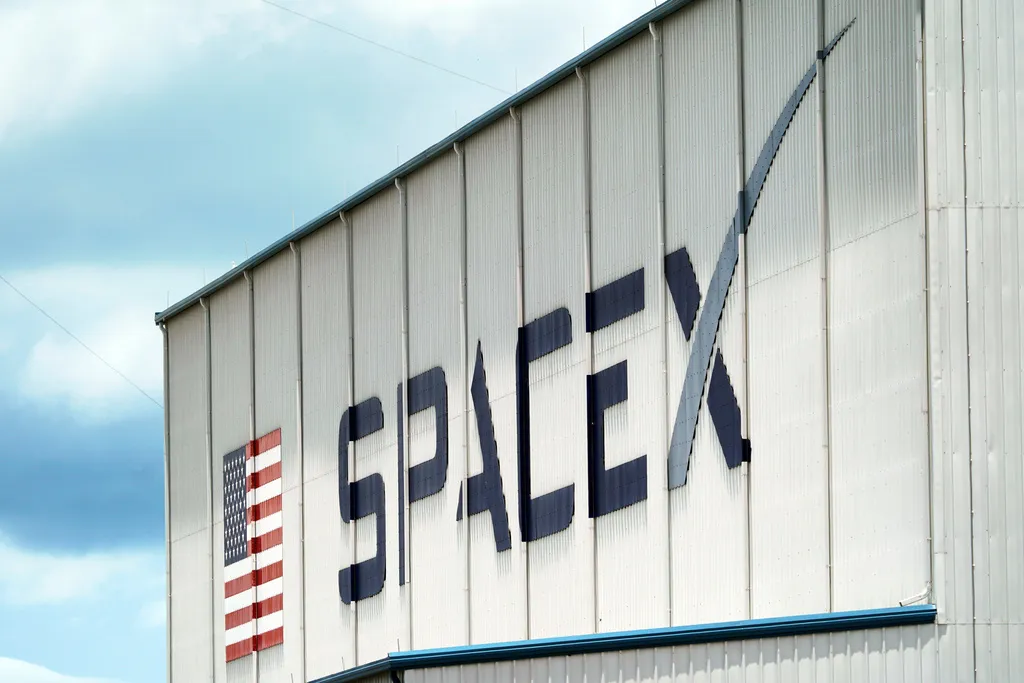 Lầu Năm G&oacute;c được đề nghị điều tra SpaceX về khả năng c&oacute; vốn Trung Quốc - Ảnh 1.