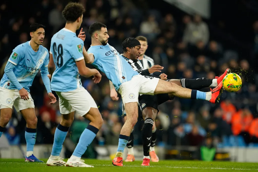 Đại thắng Newcastle, Man City thẳng tiến v&agrave;o chung kết gặp Arsenal- Ảnh 3.