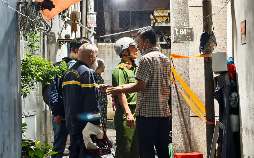 Công an phong tỏa hiện trường, khám nghiệm điều tra nguyên nhân vụ cháy. Ảnh: PLO