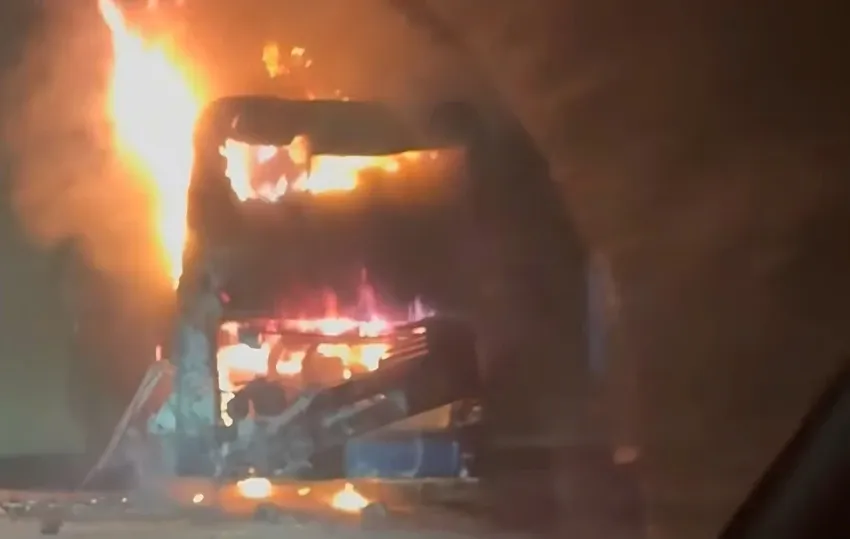 Xe kh&aacute;ch chở 9 người bốc ch&aacute;y dữ dội tr&ecirc;n đường ở Quảng Trị - Ảnh 1.