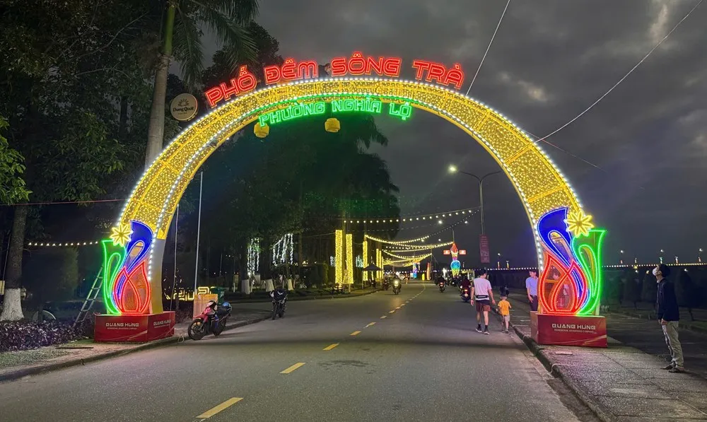 Khai trương Phố đ&ecirc;m s&ocirc;ng Tr&agrave;, Quảng Ng&atilde;i c&oacute; th&ecirc;m điểm hẹn s&ocirc;i động b&ecirc;n bờ Tr&agrave; Kh&uacute;c- Ảnh 1.