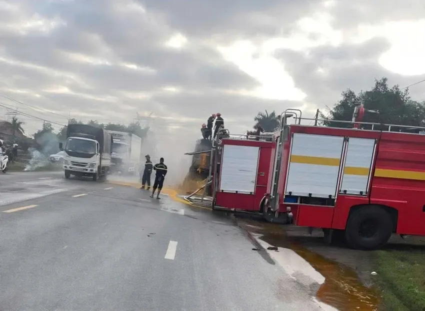 Xe kh&aacute;ch chở 9 người bốc ch&aacute;y dữ dội tr&ecirc;n đường ở Quảng Trị - Ảnh 2.