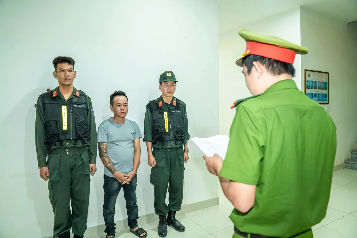 M&acirc;u thuẫn t&iacute;nh tiền karaoke, 2 đối tượng h&agrave;nh hung bạn nhậu nhập viện - Ảnh 1.