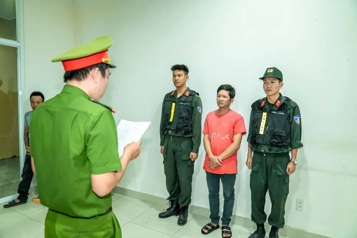 M&acirc;u thuẫn t&iacute;nh tiền karaoke, 2 đối tượng h&agrave;nh hung bạn nhậu nhập viện - Ảnh 2.