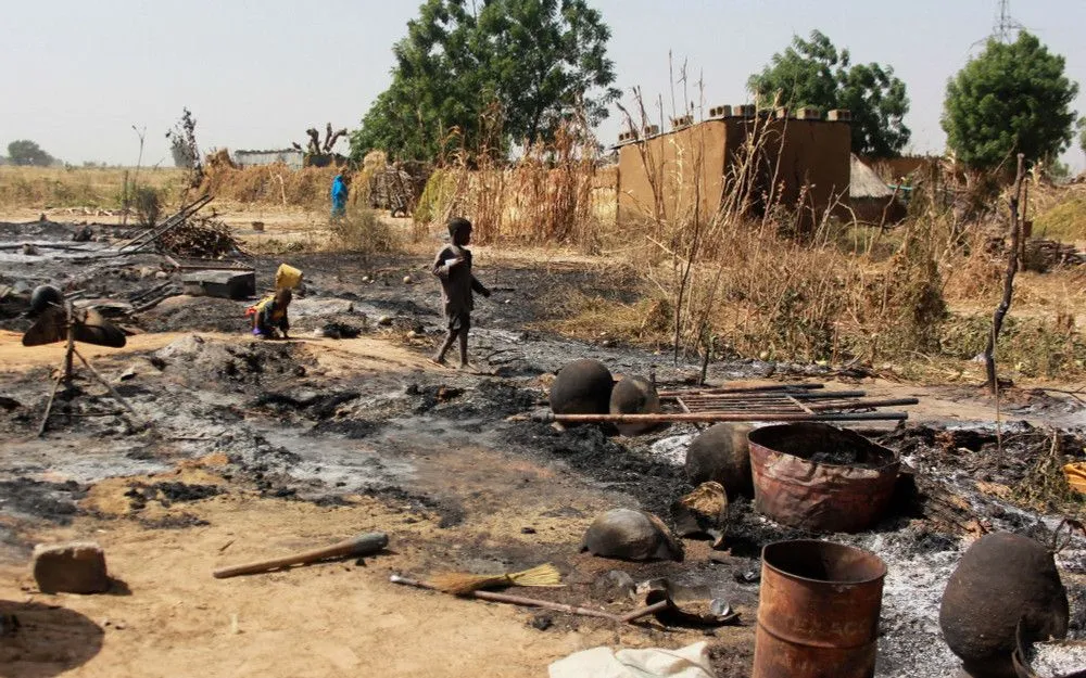 Hiện trường một vụ tấn công tại một ngôi làng ở Nigeria (Ảnh: AFP/TTXVN)