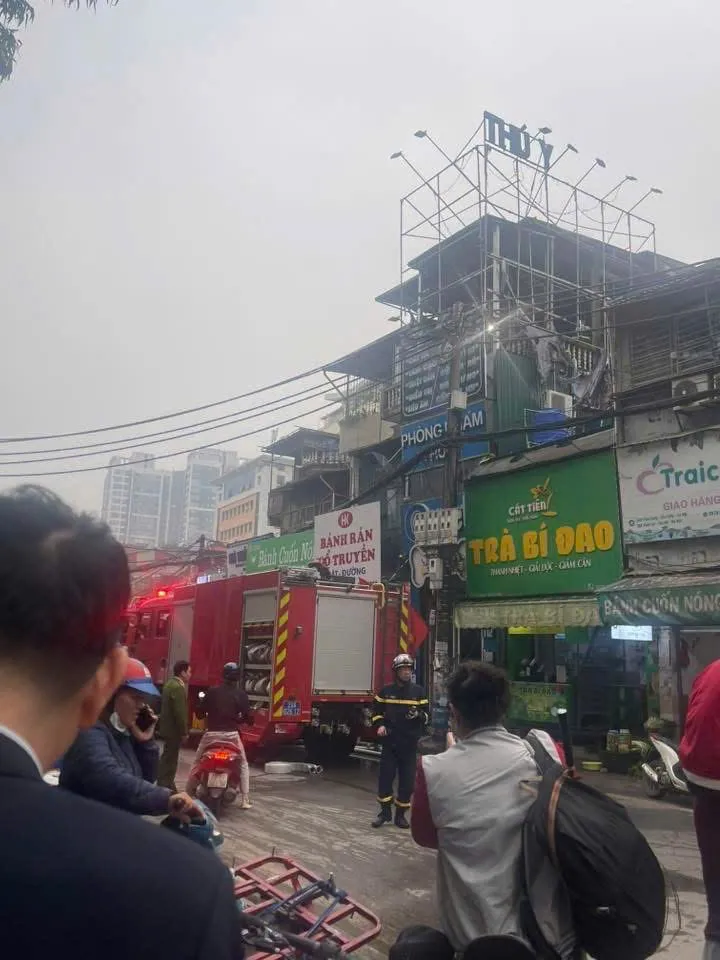 H&agrave; Nội: Ch&aacute;y lớn tại phố Trần Cung, cột kh&oacute;i bốc cao cuồn cuộn - Ảnh 2.