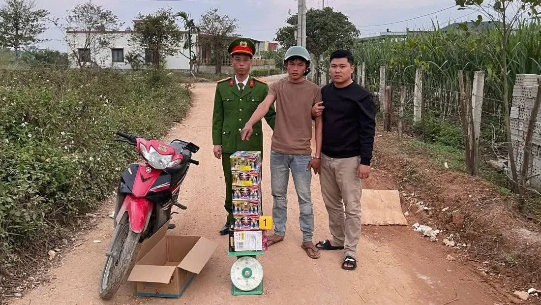 Bắt giữ nam thanh ni&ecirc;n t&agrave;ng trữ 12kg ph&aacute;o nổ trong nh&agrave; - Ảnh 1.