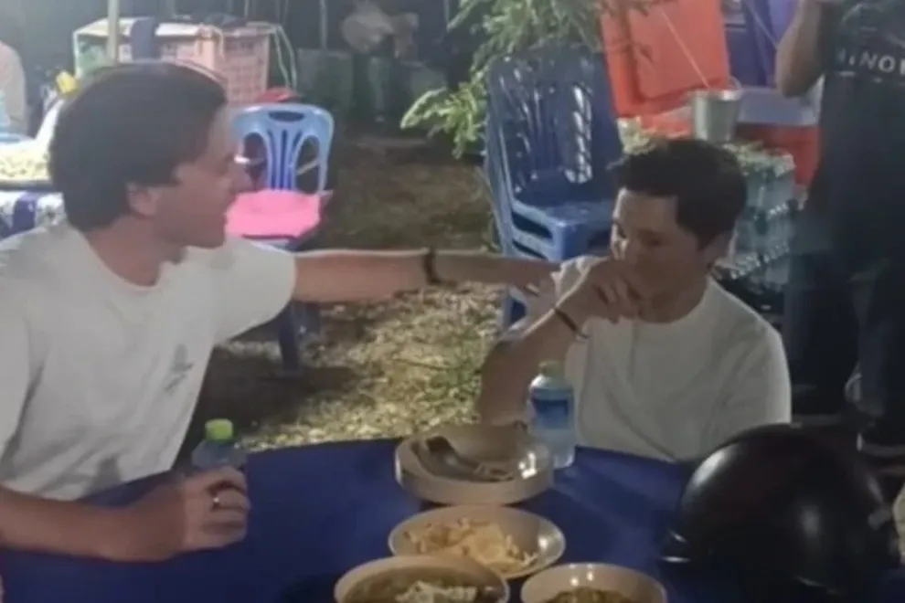 Du kh&aacute;ch nhầm đ&aacute;m tang l&agrave; qu&aacute;n ăn, gia chủ Th&aacute;i Lan vẫn nhiệt t&igrave;nh đ&atilde;i bữa tối- Ảnh 1.