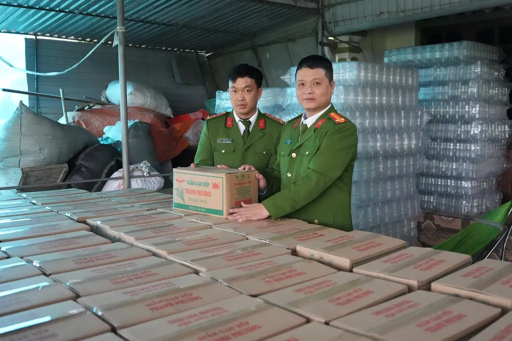 Triệt ph&aacute; cơ sở sản xuất hơn 60.000 l&iacute;t giấm giả - Ảnh 1.