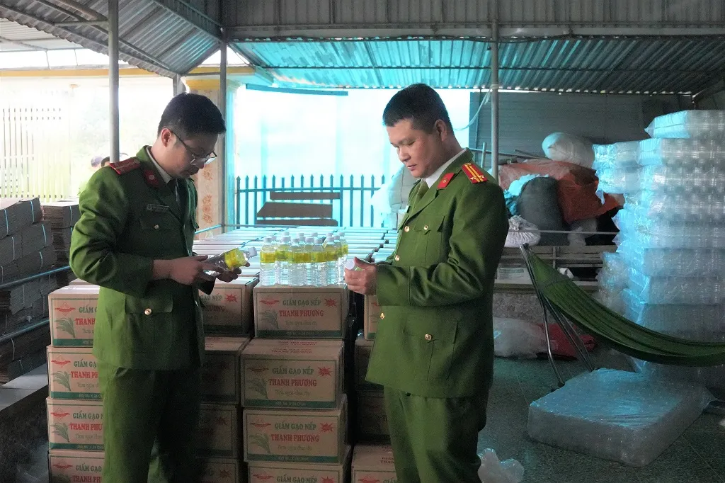 Triệt ph&aacute; cơ sở sản xuất hơn 60.000 l&iacute;t giấm giả - Ảnh 2.