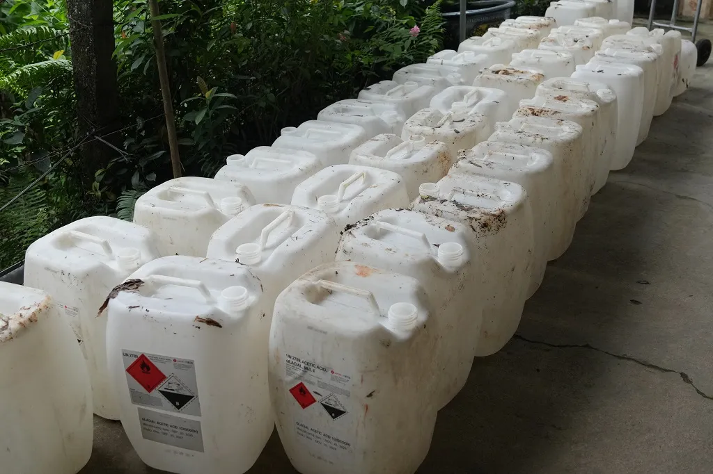 Triệt ph&aacute; cơ sở sản xuất hơn 60.000 l&iacute;t giấm giả - Ảnh 3.