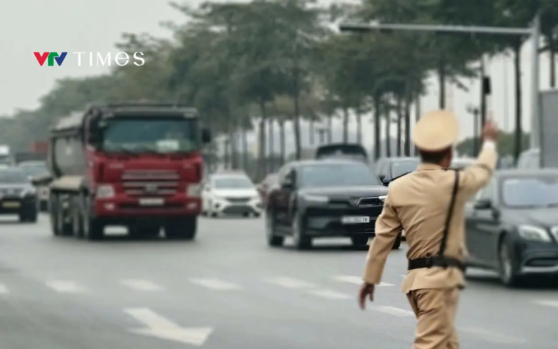 CSGT Hà Nội tăng cường xử lý vi phạm trong vận tải hàng hoá dịp cuối năm.