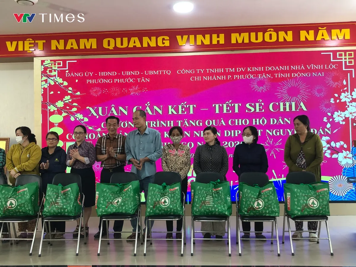 Đồng Nai: Trao hơn 200 phần quà Tết cho các gia đình khó khăn tại phường Phước Tân- Ảnh 2. Đồng Nai: Trao hơn 200 phần quà Tết cho các gia đình khó khăn tại phường Phước Tân- Ảnh 2.