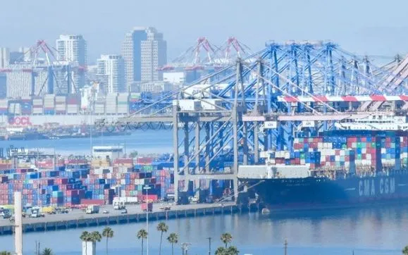 Hoạt động tại cảng hàng hóa Long Beach ở California, Mỹ. (Ảnh: AFP/TTXVN)