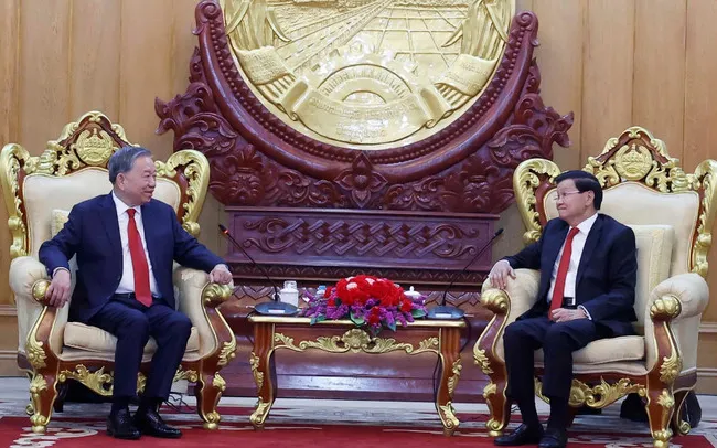 Tổng Bí thư Tô Lâm và Tổng Bí thư, Chủ tịch nước Lào Thongloun Sisoulith gặp hẹp. (Ảnh: TTXVN)