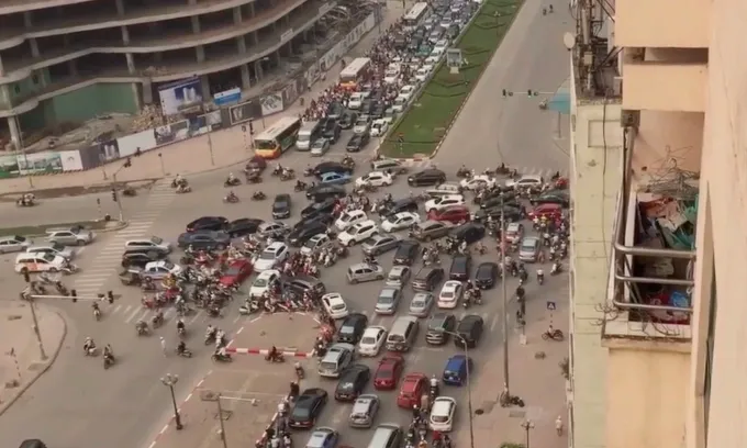 Hai th&oacute;i quen xấu khiến giao lộ đ&ocirc; thị dễ &ugrave;n tắc- Ảnh 1.