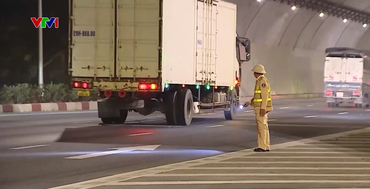 Khuyến c&aacute;o phương tiện di chuyển trong điều kiện sương m&ugrave; tr&ecirc;n c&aacute;c tuyến cao tốc - Ảnh 1.