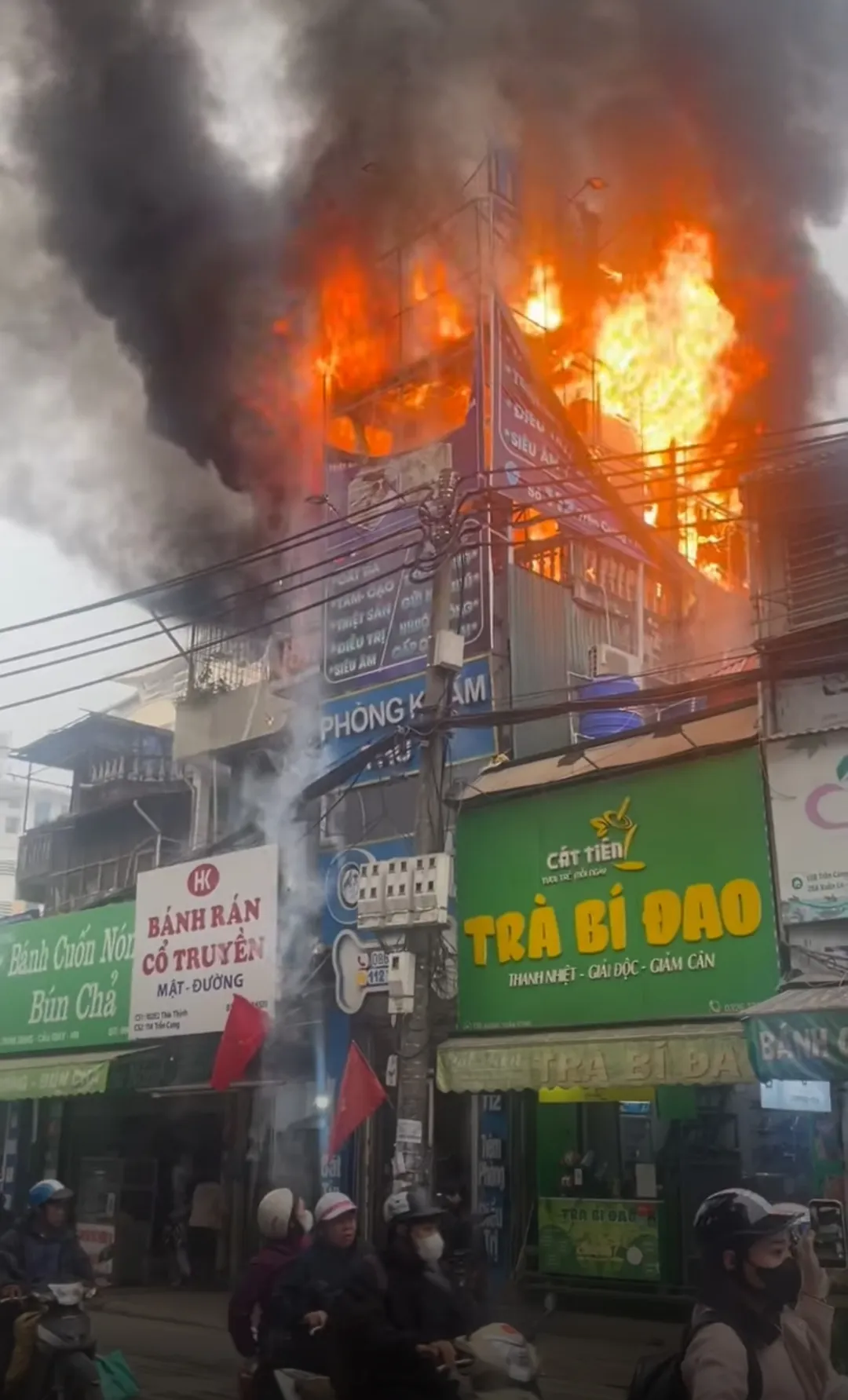 H&agrave; Nội: Ch&aacute;y lớn tại phố Trần Cung, cột kh&oacute;i bốc cao cuồn cuộn - Ảnh 1.
