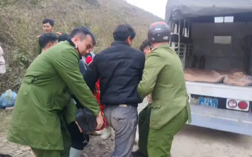 Công an xã Nậm Có hỗ trợ sản phụ lên xe công vụ nhanh chóng đưa đến trạm xá.