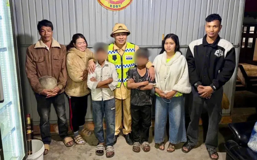 Lực lượng Cảnh sát giao thông đưa 2 cháu bé về với gia đình an toàn.