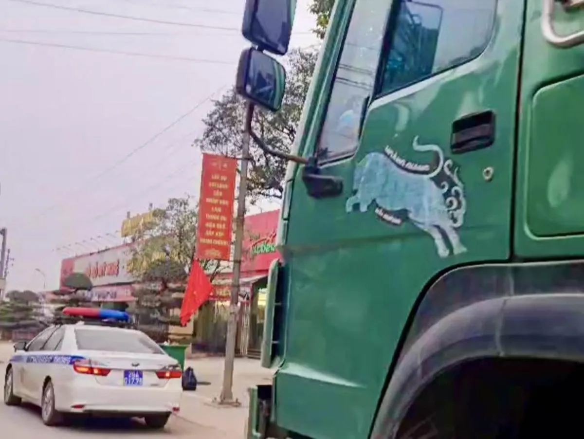 Xử phạt hơn 60 triệu đồng đối với xe tải cơi nới th&ugrave;ng xe   - Ảnh 1.