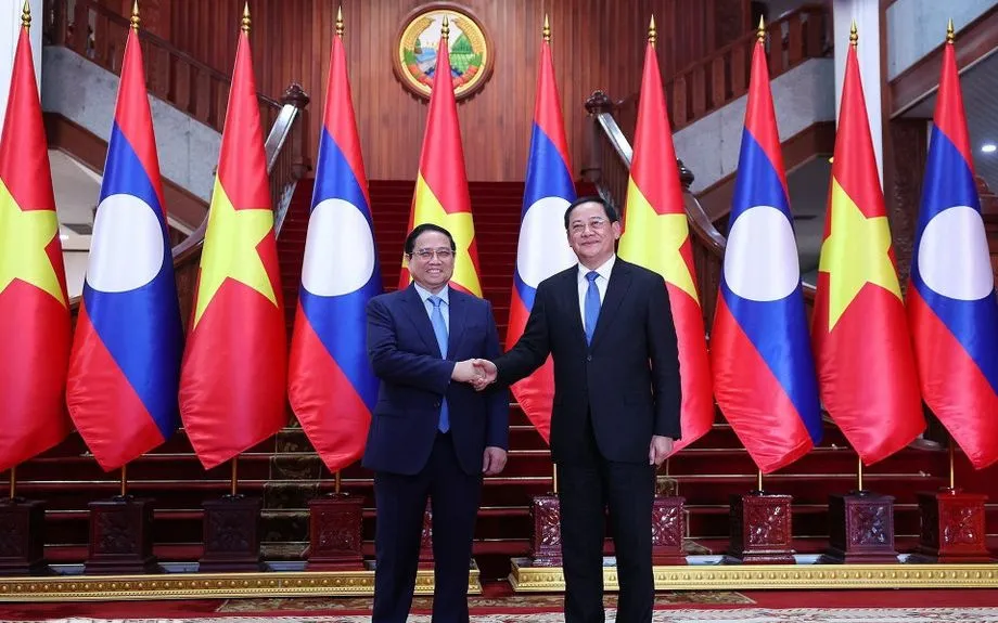 Thủ tướng Phạm Minh Chính gặp Thủ tướng Lào Sonexay Siphandone. Ảnh: TTXVN