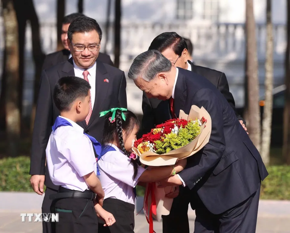 Lễ đón trọng thể Tổng Bí thư Tô Lâm tại thủ đô Vientiane của CHDCND Lào - Ảnh 2.