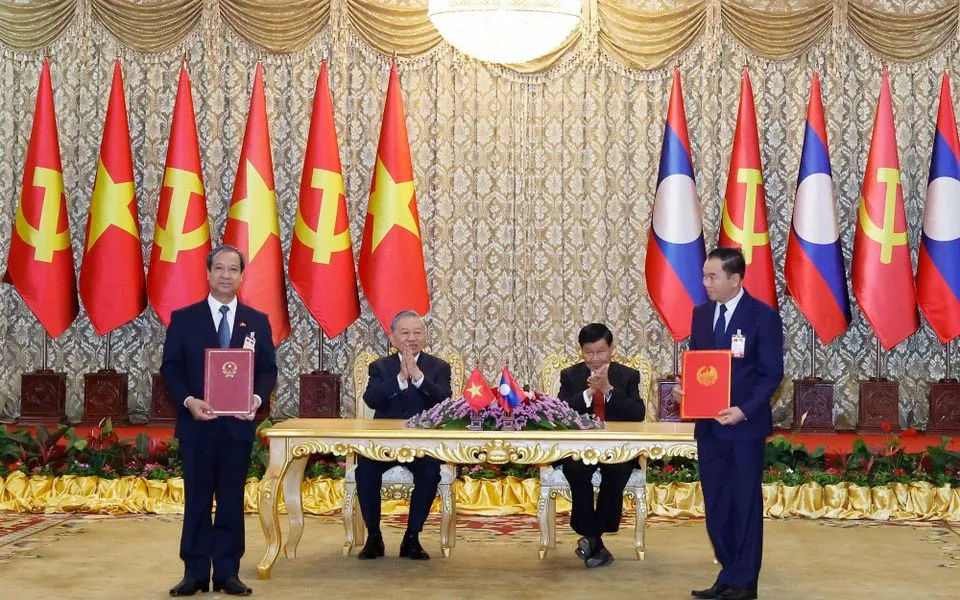 Tổng Bí thư Tô Lâm và Tổng Bí thư, Chủ tịch nước Lào Thongloun Sisoulith chứng kiến Lễ trao Bản ghi nhớ giữa Bộ Giáo dục và Đào tạo Việt Nam và Bộ Giáo dục và Thể thao Lào. (Ảnh: TTXVN)