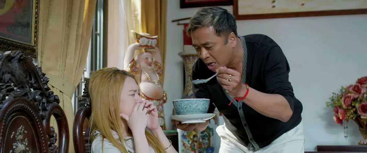 Gia đ&igrave;nh tr&aacute;i dấu: Bố Thăng dỗ d&agrave;nh con g&aacute;i bị ngh&eacute;n vừa h&agrave;i hước, vừa x&uacute;c động - Ảnh 2.