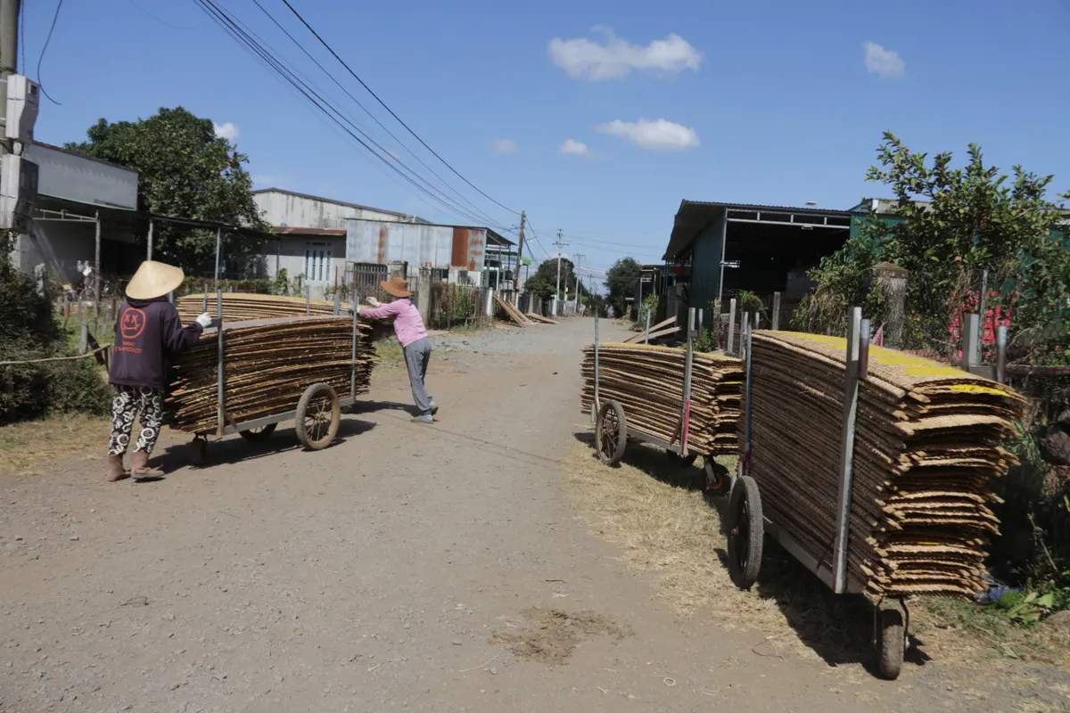 Hối hả vụ Tết ở l&agrave;ng b&aacute;nh tr&aacute;ng 40 năm tuổi - Ảnh 4.
