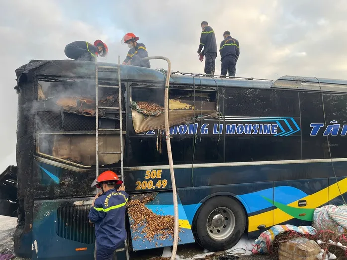 Xe kh&aacute;ch chở 9 người bốc ch&aacute;y dữ dội tr&ecirc;n đường ở Quảng Trị - Ảnh 3.