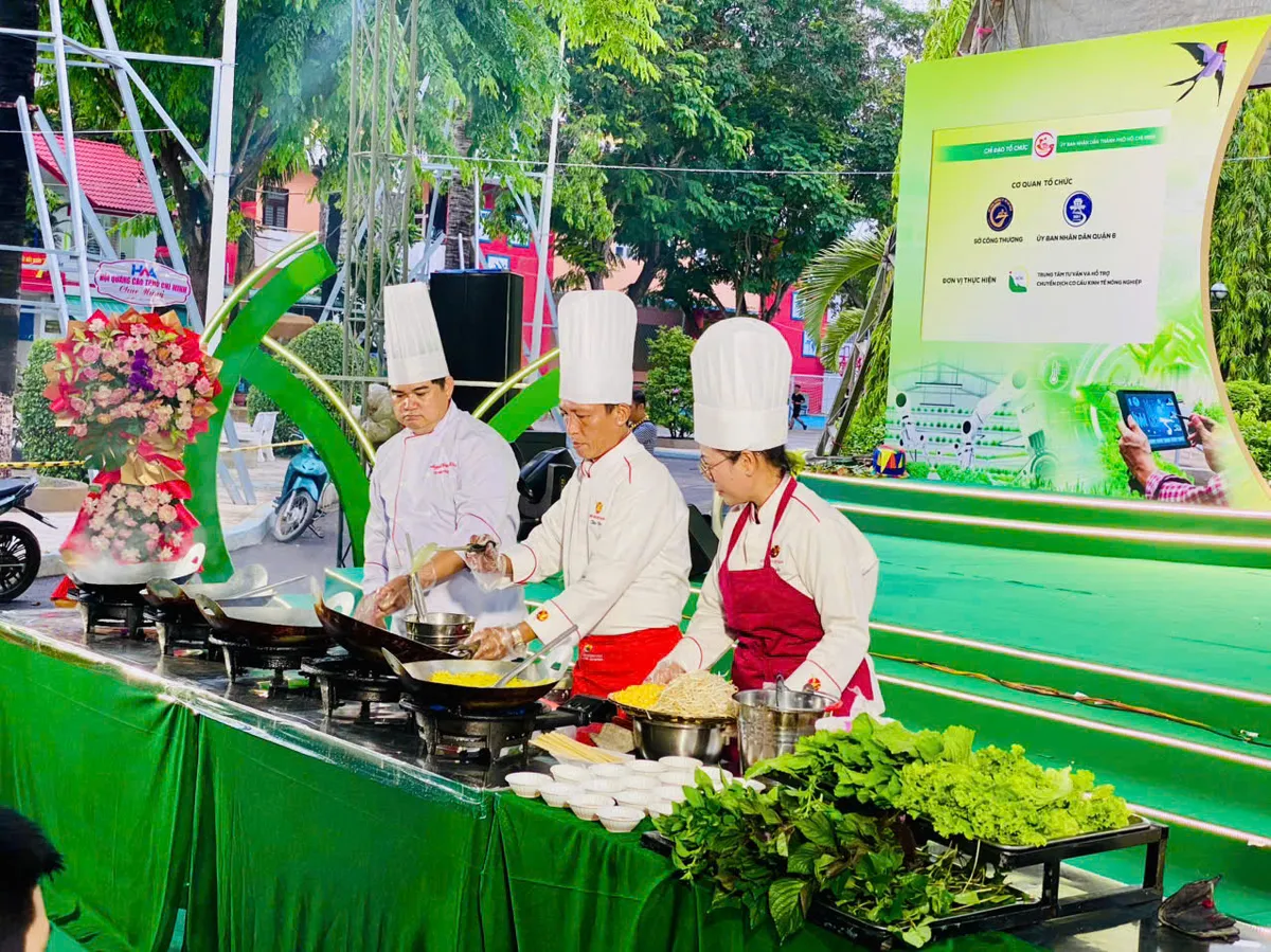 T&aacute;i hiện Tết xưa Chợ Lớn tại hội hoa 'Sắc xu&acirc;n B&igrave;nh Ti&ecirc;n'- Ảnh 1.