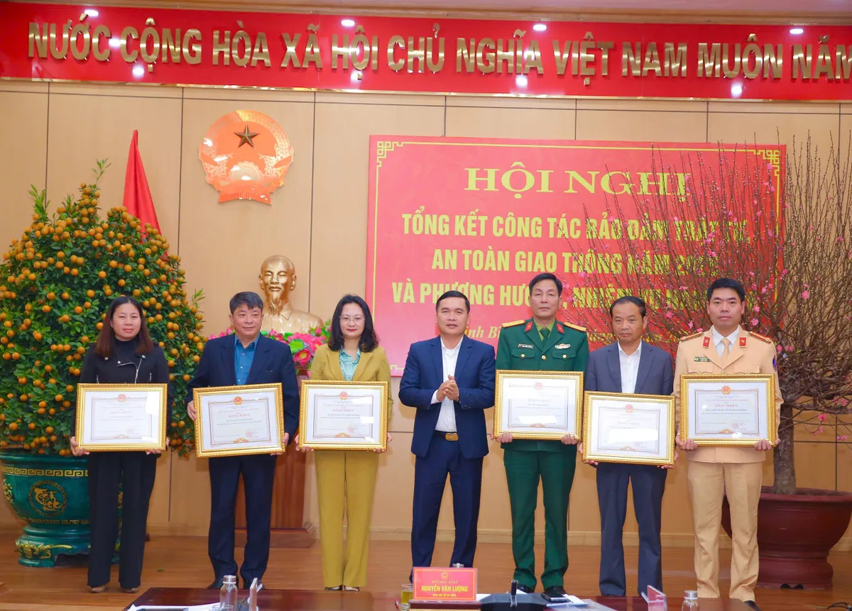 Ninh B&igrave;nh tăng cường thực hiện c&aacute;c giải ph&aacute;p cấp b&aacute;ch bảo đảm TTATGT năm 2026 - Ảnh 4.
