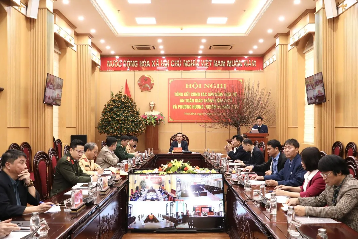Ninh B&igrave;nh tăng cường thực hiện c&aacute;c giải ph&aacute;p cấp b&aacute;ch bảo đảm TTATGT năm 2026 - Ảnh 1.