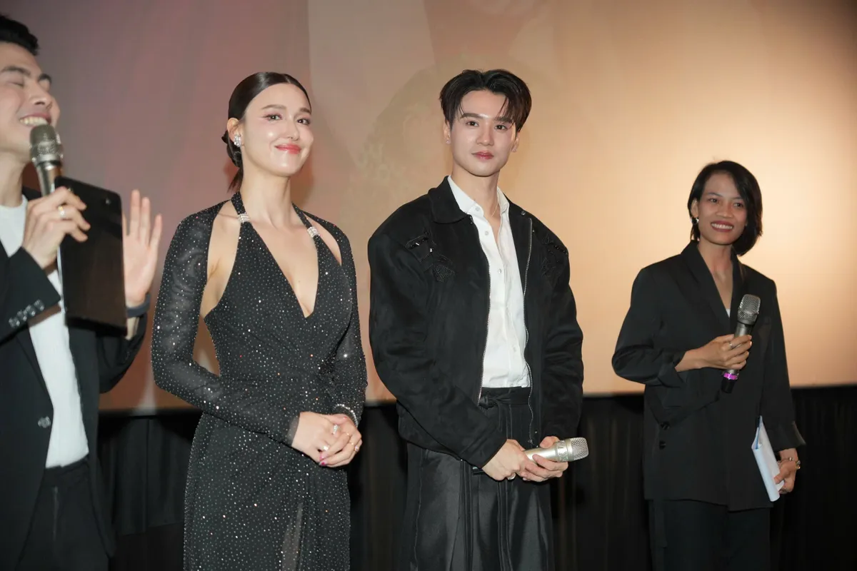 Cặp đ&ocirc;i phim Th&aacute;i Lan "Người đẹp v&agrave; Qu&aacute;i lạ" bất ngờ với t&igrave;nh cảm của kh&aacute;n giả Việt - Ảnh 2.