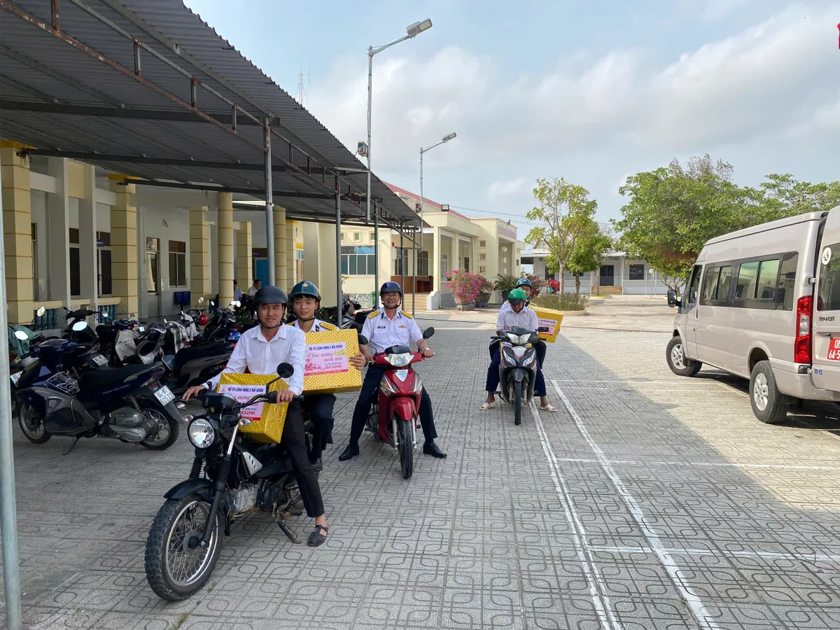 Ấm áp nghĩa tình quân dân những ngày giáp Tết Bính Ngọ- Ảnh 3. Ấm áp nghĩa tình quân dân những ngày giáp Tết Bính Ngọ- Ảnh 3.